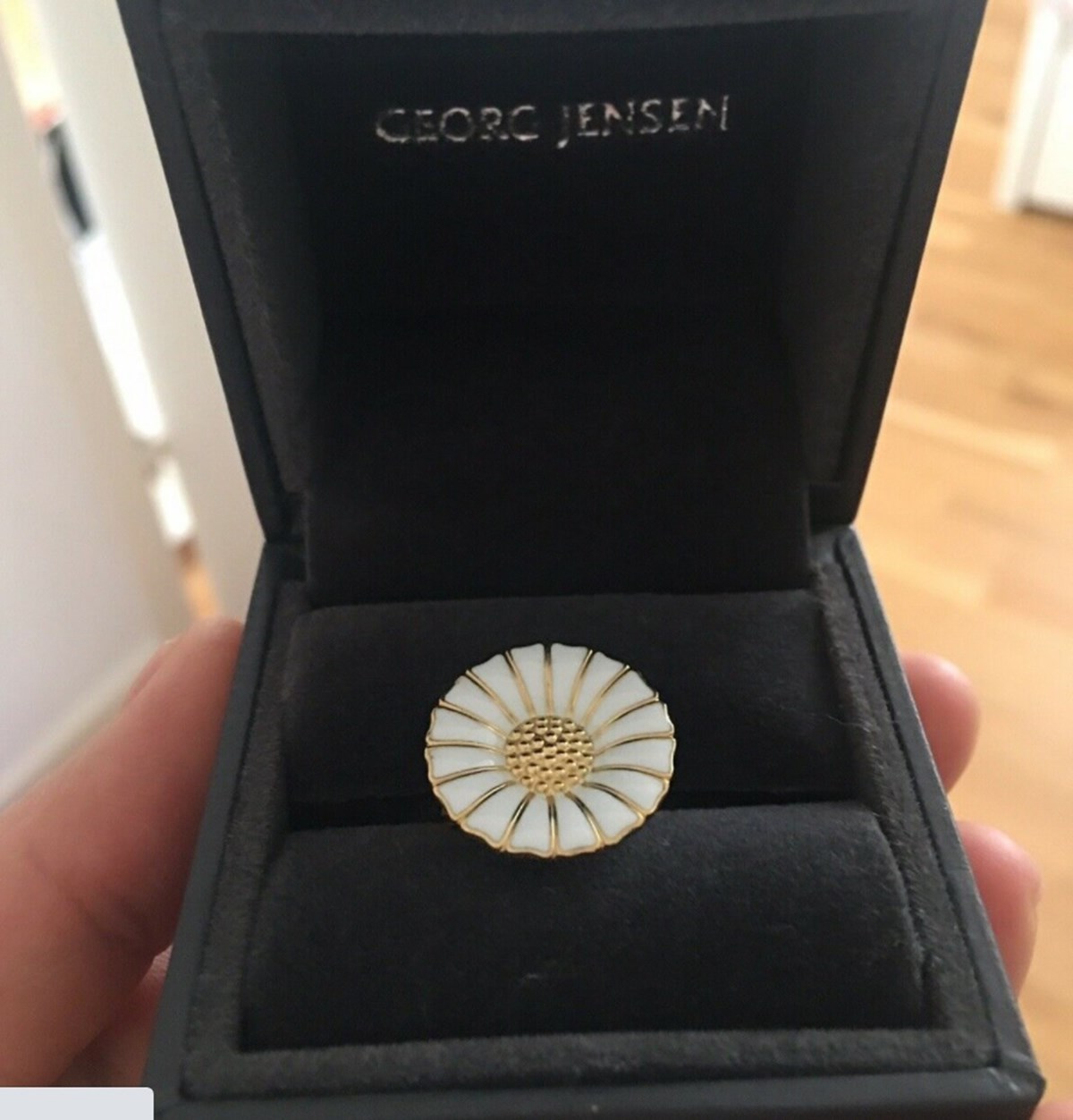 I Kastrup bor Lucy, der har denne smykkeblomst fra Georg Jensen til salg på DBA. 950 kroner håber Lucy at få for blomsterringen
