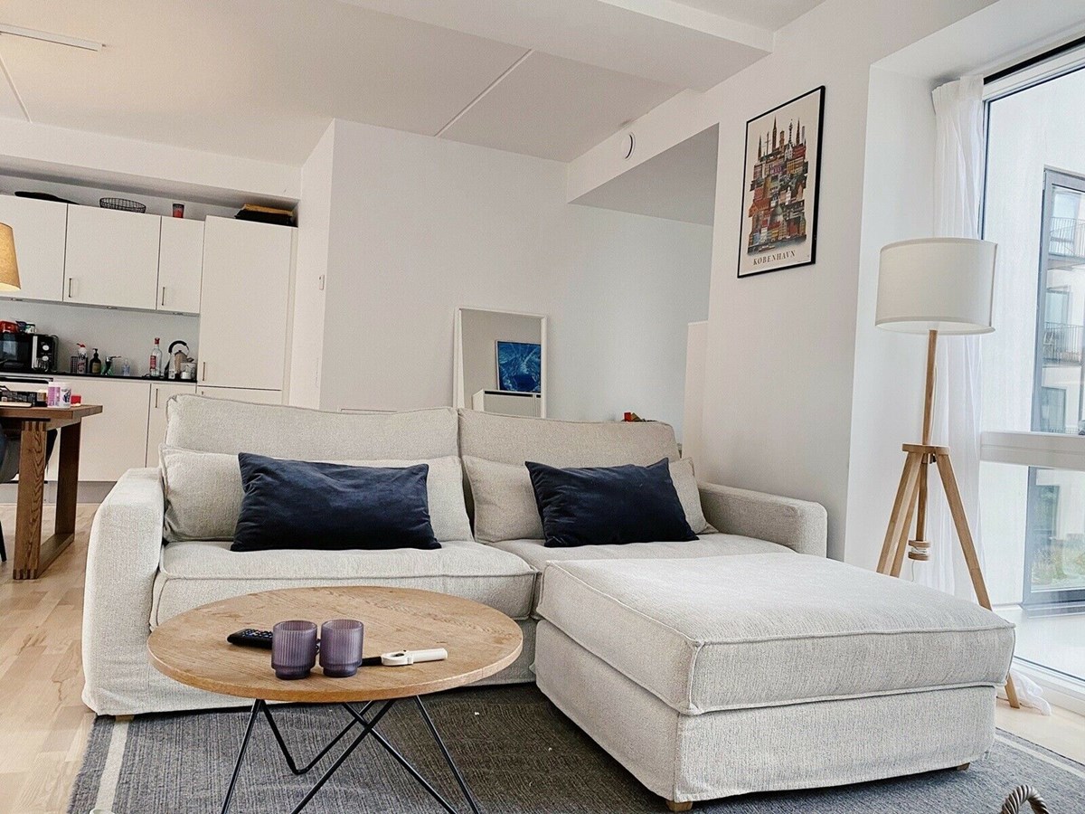 Denne hvide sofa, som oprindeligt er købt i Ilva, kan blive din for 15.000 kroner. Den kan hentes hos Kamma i Valby.