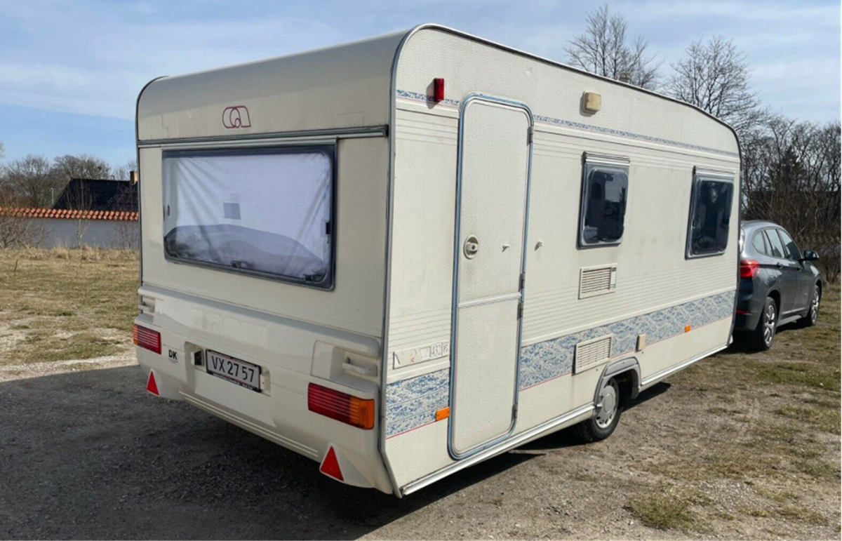 I Kalundborg står denne campingvogn og venter på at blive solgt. Det er Sune, der sælger den, og han vil gerne have 27.000 kroner for den.