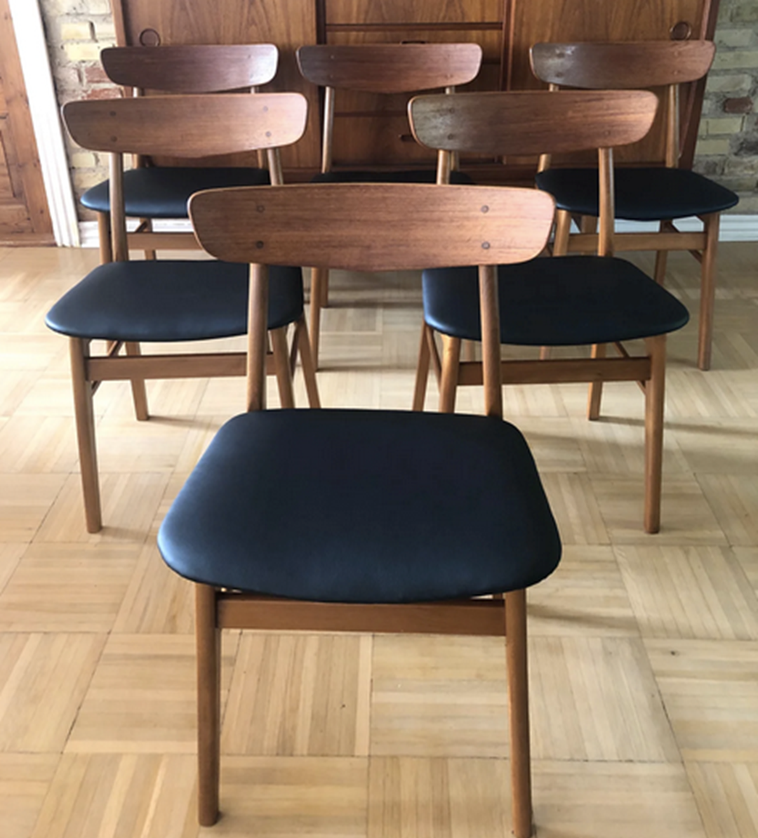 Anja fra Horsens sælger disse seks smukke spisebordsstol lavet af teaktræ. Hun vil have 3.300 kroner i bytte for dem alle seks.
