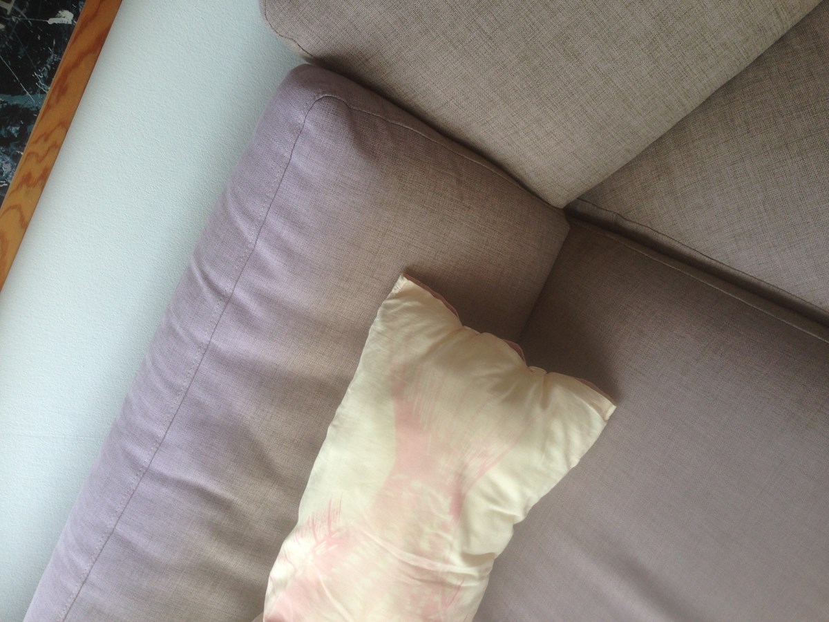 Endnu et billede af sofaen med det gamle betræk – det er tydeligt at se, at betrækket var slidt