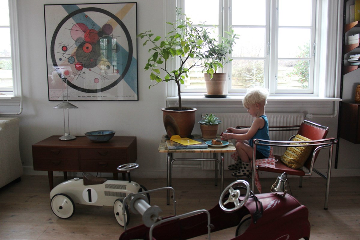 Også børnene Kornelius, Vilja og Mathias nyder godt af forældrenes glæde ved genbrug. Hjemmet ved Stillinge Strand er udelukkende indrettet med genbrugsfund, og det er altid i konstant rotation. Der skal være plads og tid til leg og kreativ udfoldelse