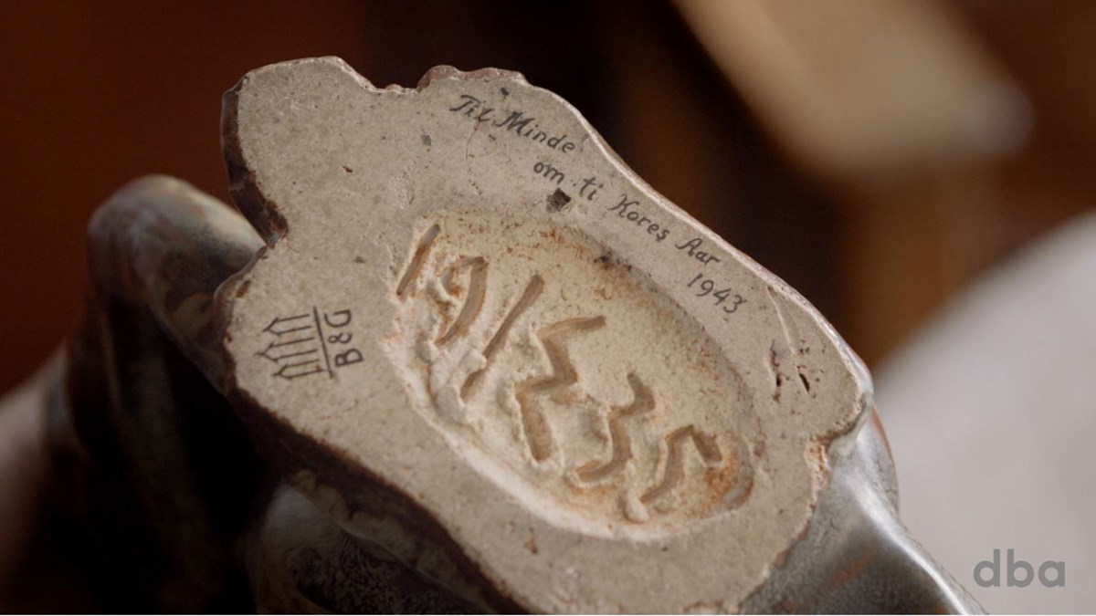 Tekst og tryk i bunden af et stykke keramik fortæller alt om alderen, historien og selvfølgelig prisen.