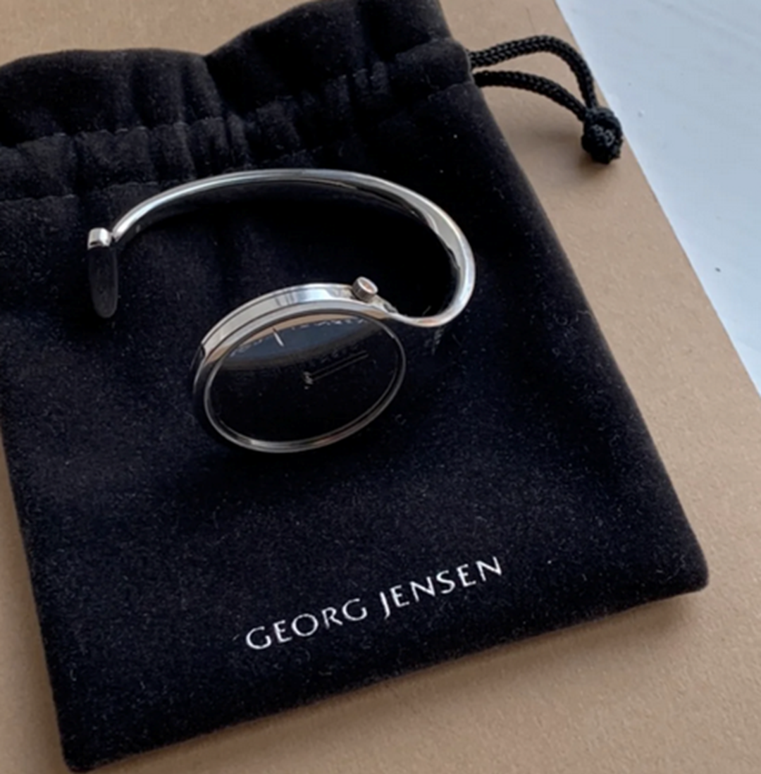 Mette fra København har i skrivende stund dette smukke og ikoniske Georg Jensen-armbåndsur til salg her på DBA. Uret er en størrelse s og måler 14,5 centimeter i omkreds. Hvis det skal blive dit, skal du have 7.000 kroner op ad lommen.