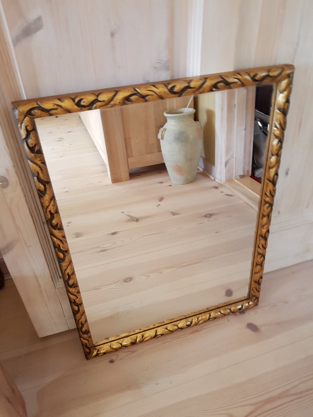 Hos Susanne i Fredericia finder du dette gamle, fine spejl med guldramme. Det kan blive dit for 150 kroner.