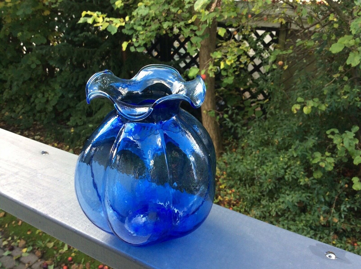 Charlotte fra København har sat den smukke, blå vase fra begyndelsen af 1900-tallet til salg på DBA for 299 kroner.