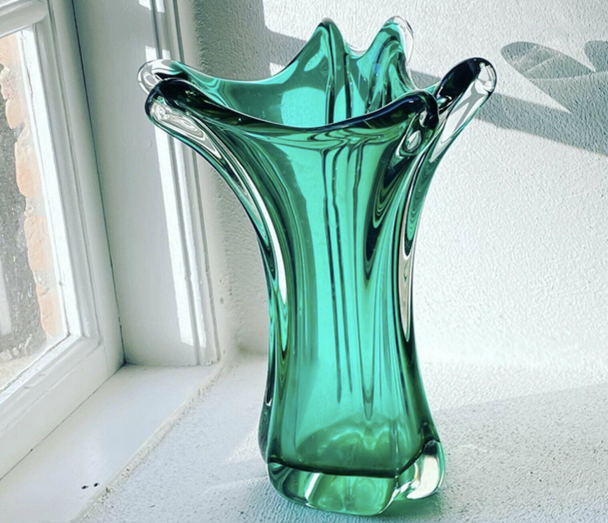 Vaser er uundværlige. Og se lige denne smukke en af slagsen, som er lavet af Murano glas i imellem 1940’erne og 1950’erne af glaspusteren Fratelli Toso. Vasen er stor. Den er 31,5 centimer høj, 27 diameter og vejer 3,5 kilo. Den er lige nu til salg af Lena fra Odense for 2.300 kroner.