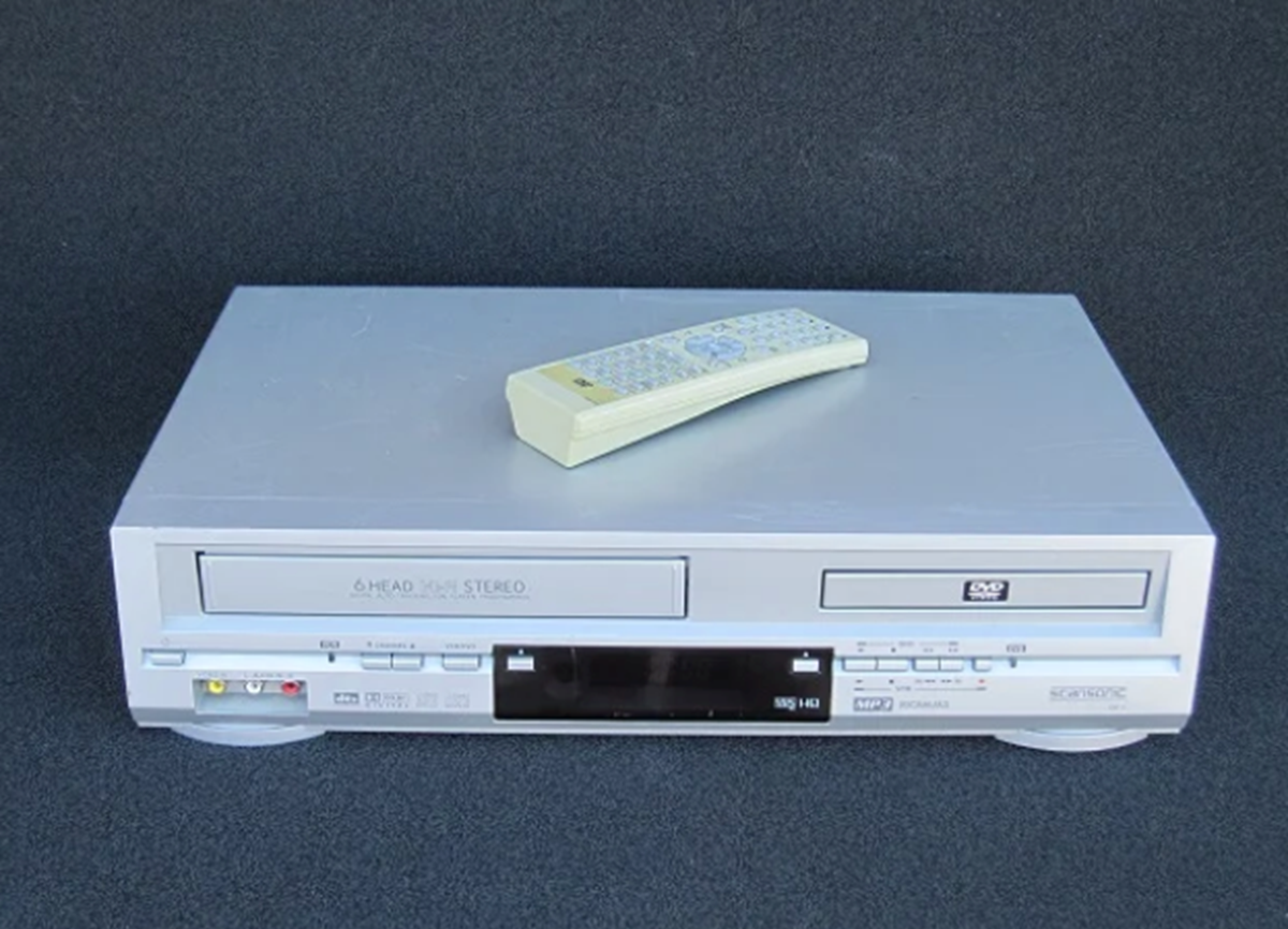 For 1.000 kroner kan denne kombinerede VHS- og DVD-afspiller blive din. Pengene skal afleveres til 'Frøken J.' fra Tune.
