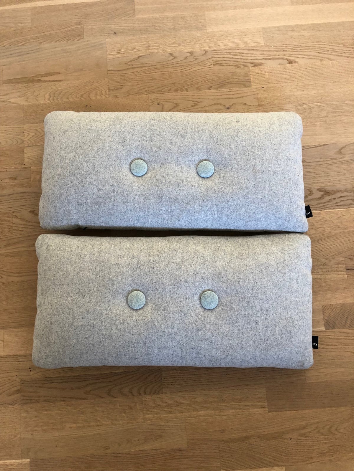 Disse grå sofapuder fra Hay sælger Anja fra Odense. Prisen for begge er 500 kroner.
