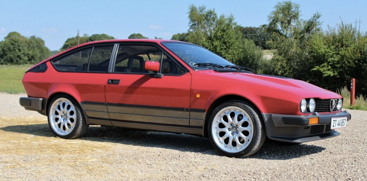 Alfa Romeo GTV er kendt for sine mange skavanker. Men er den ikke charmerende? Denne var i 2022 til salg her på DBA af Henrik fra Sabro til 130.000 kroner.