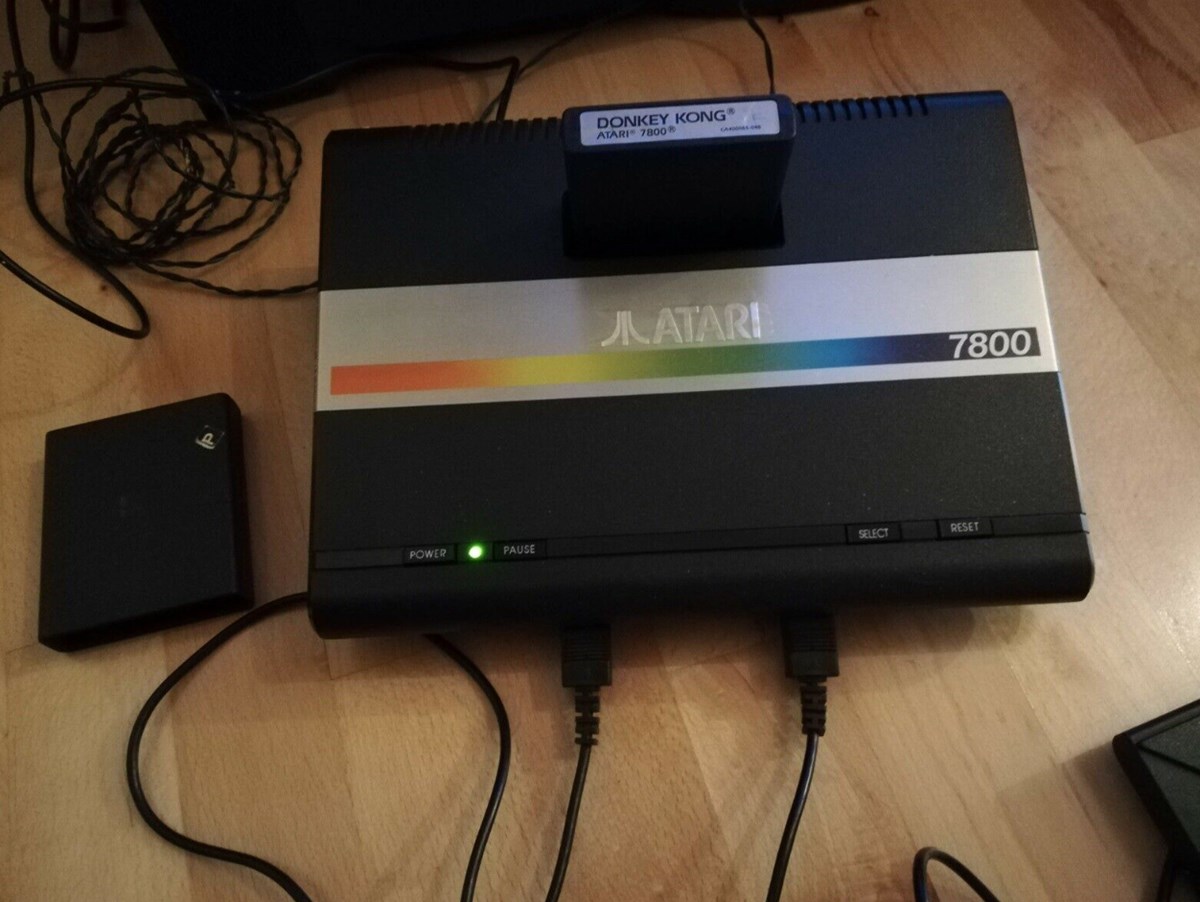 ’Det var dem, der startede hele konsol-markedet. De gjorde det med Atari 2600, som især er en ikonisk maskine, men den her er også ret sjov’, siger Ian om Atari-modellen. Han vil gerne have 1.100 kroner for den, hvilket faktisk er en lidt lavere pris, end de ellers typisk er udbudt for