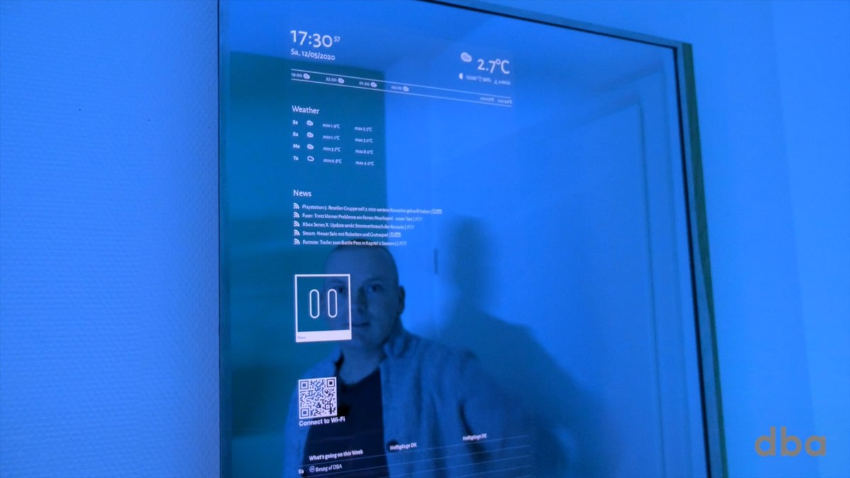 Simons hjemmebyggede spejl kan smartstyr dit hjem, og teknikskabet, som medfølger, er udstyret med ladestationer til telefoner og ur.