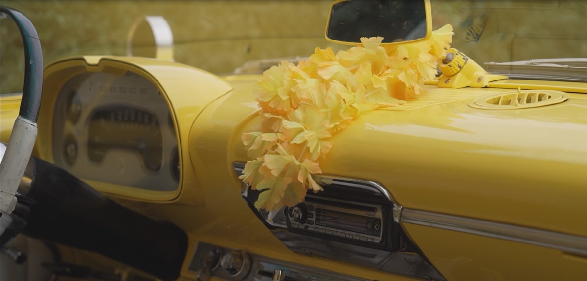 Det gule køretøj er 65 år gammelt, og derfor passer den heller ikke til enhver smag - eller enhver højde. Du skal helst ikke være mere end 1,85 centimeter høj, indrømmer Preben og Bonnie gerne i deres DBA-annonce.