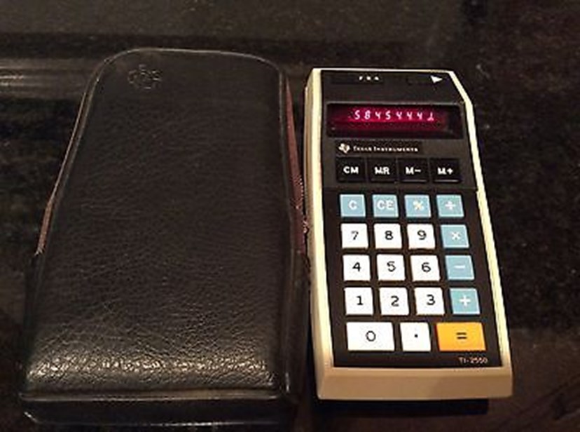Texas Instruments begyndte i starten af 70’erne at lave lommeregnere. Her ses TI-2550 på et billede vi fandt på nettet