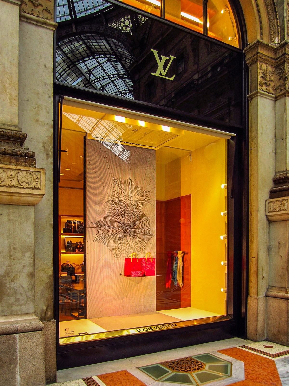 Astuccio per matite Louis Vuitton di seconda mano per 490 EUR su Santa  Ponça su WALLAPOP