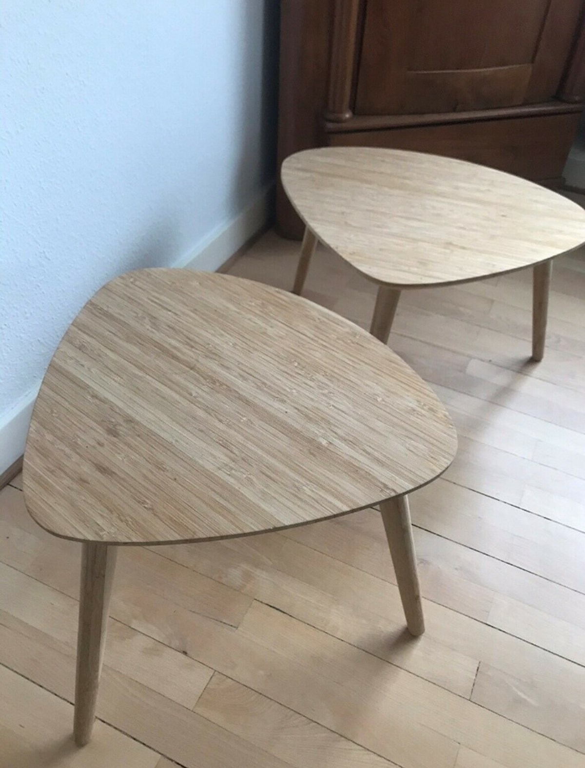 Henrik fra København Ø har sat disse to sofaborde til salg på DBA for 249 kroner. Bordene er inskudsborde, og de er opført i bambus