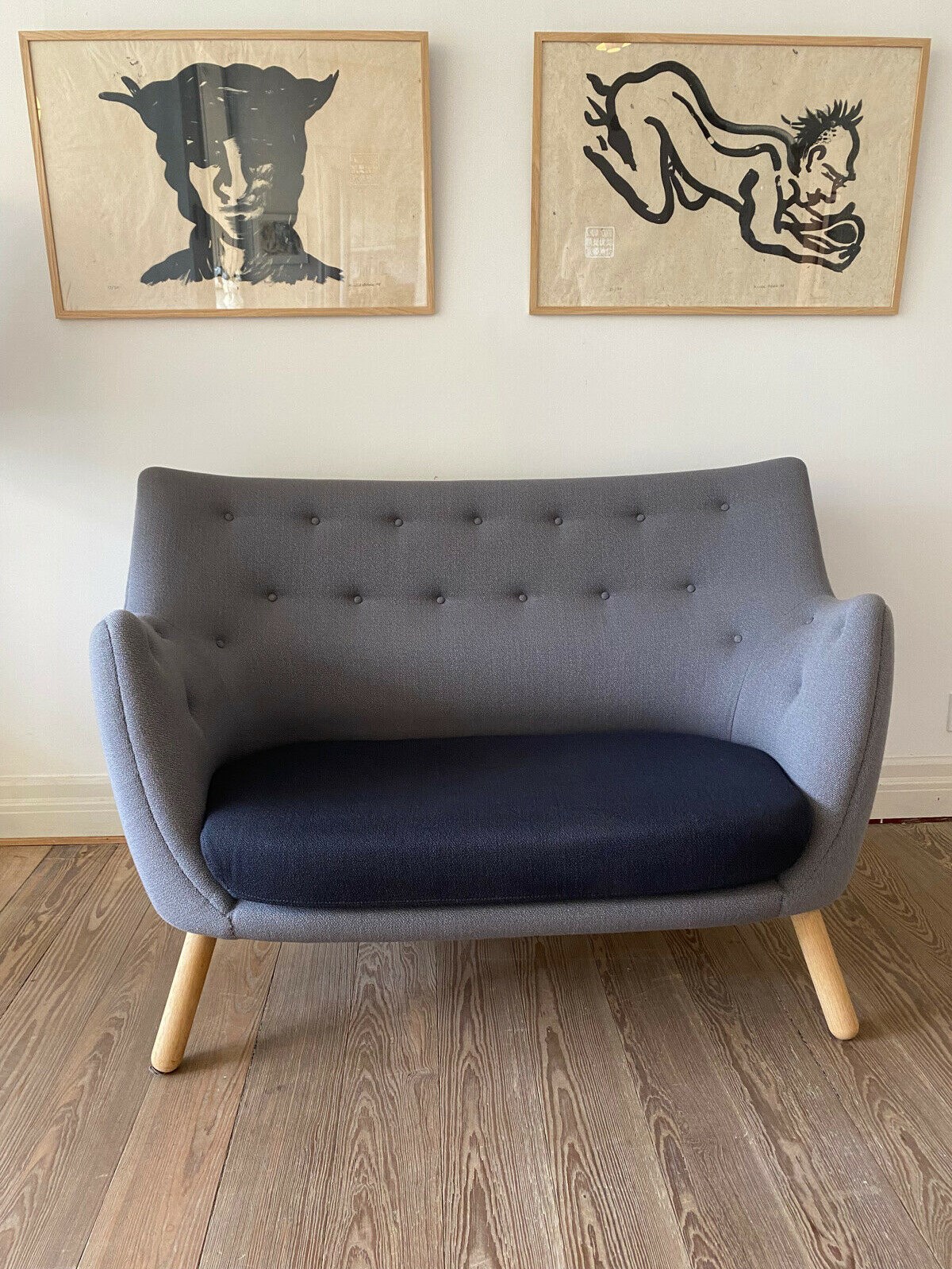 Den smukke sofa er designet af Finn Juhl og kendes som ’Poeten’. Prisen på denne model, som sælges i Skanderborg, er 34.500 kroner.