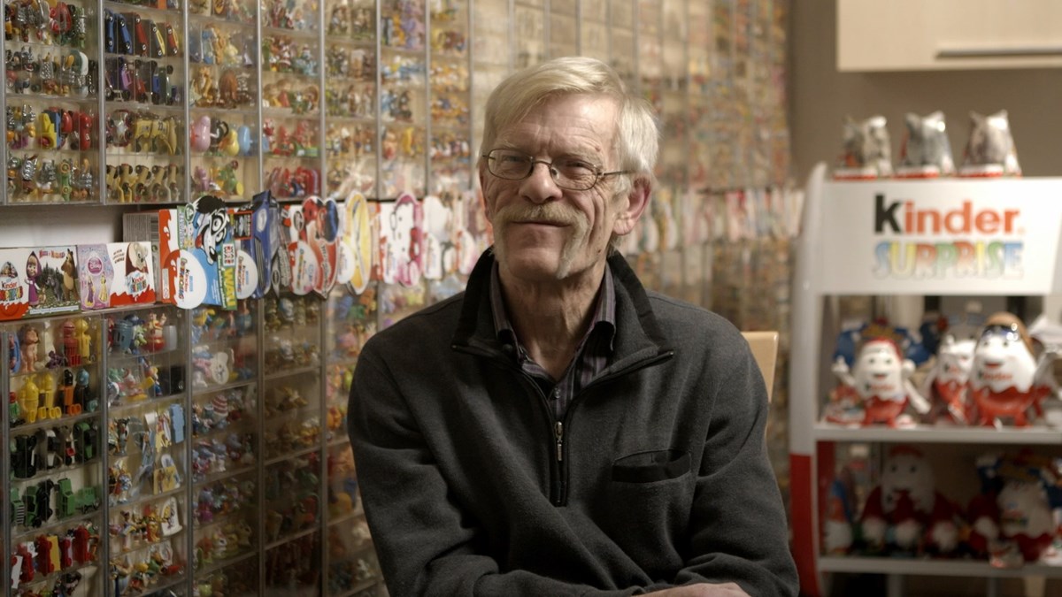Her ses 61-årige Ole Sørensen fra Glostrup, der samler på Kinderæg figurer. Hør hvor mange dubletter, han ligger inde med, i videoen, som du finder øverst i artiklen