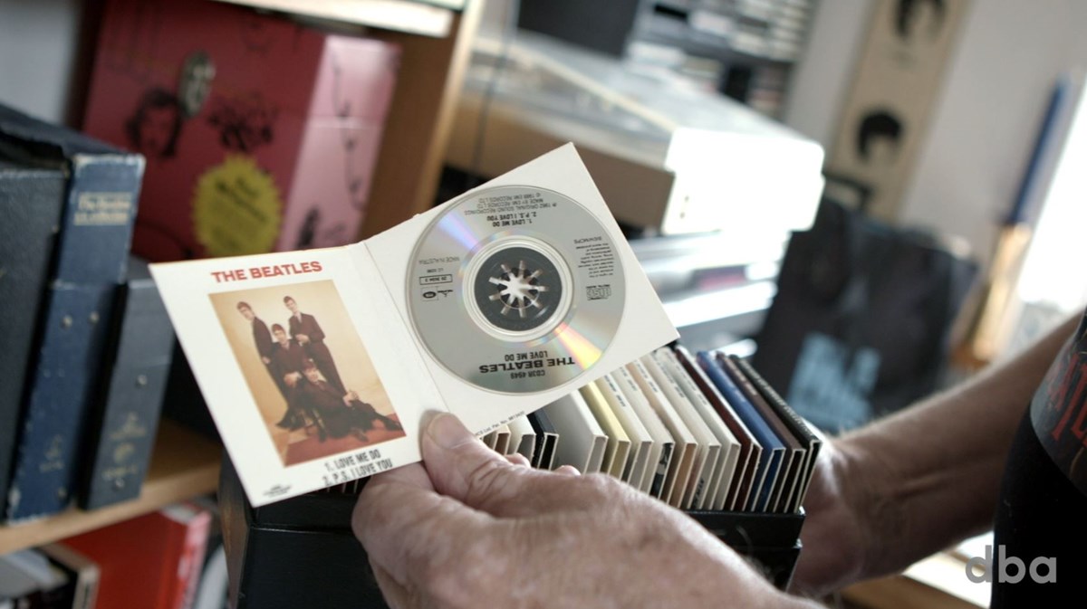 Kaj viser en CD frem fra 'The Beatles CD Singles Collection'. En samling der koster omkring 1.500 kroner i dag.
