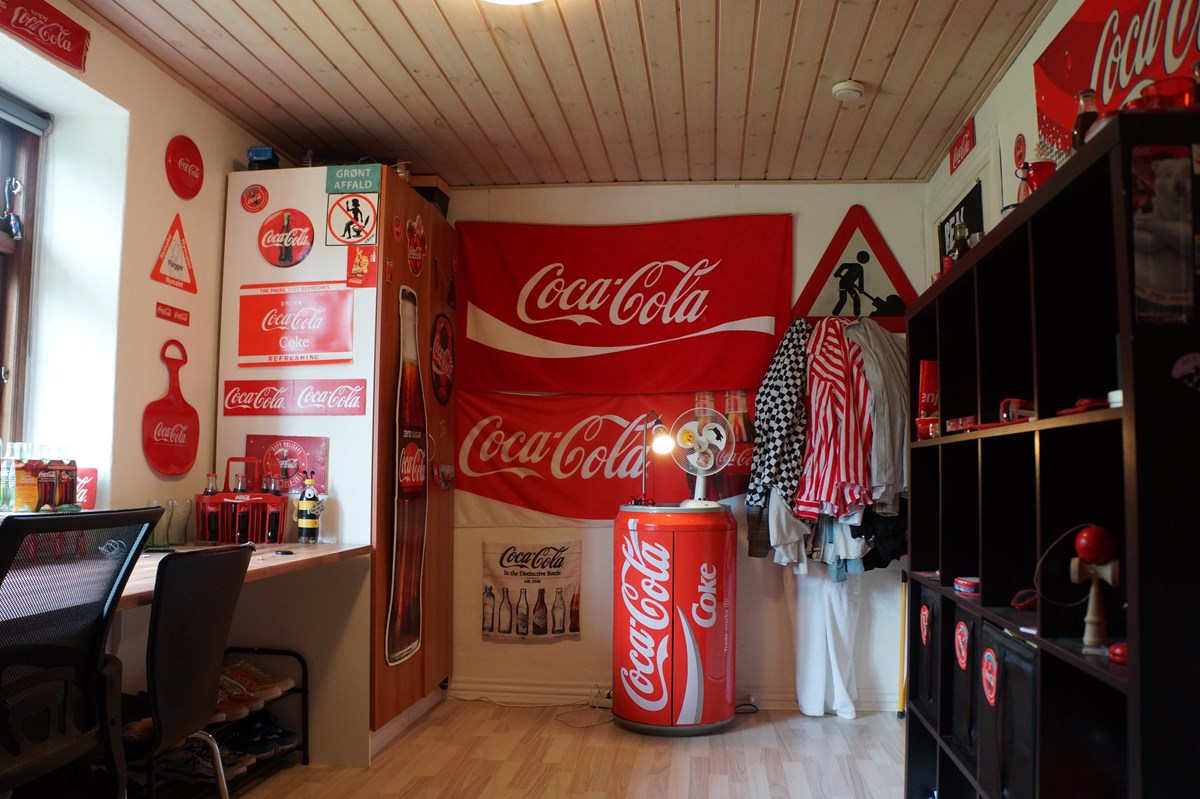 Anders har alt fra et Cola-køleskab til Cola-sengetøj på sit teenageværelse i Vinderup