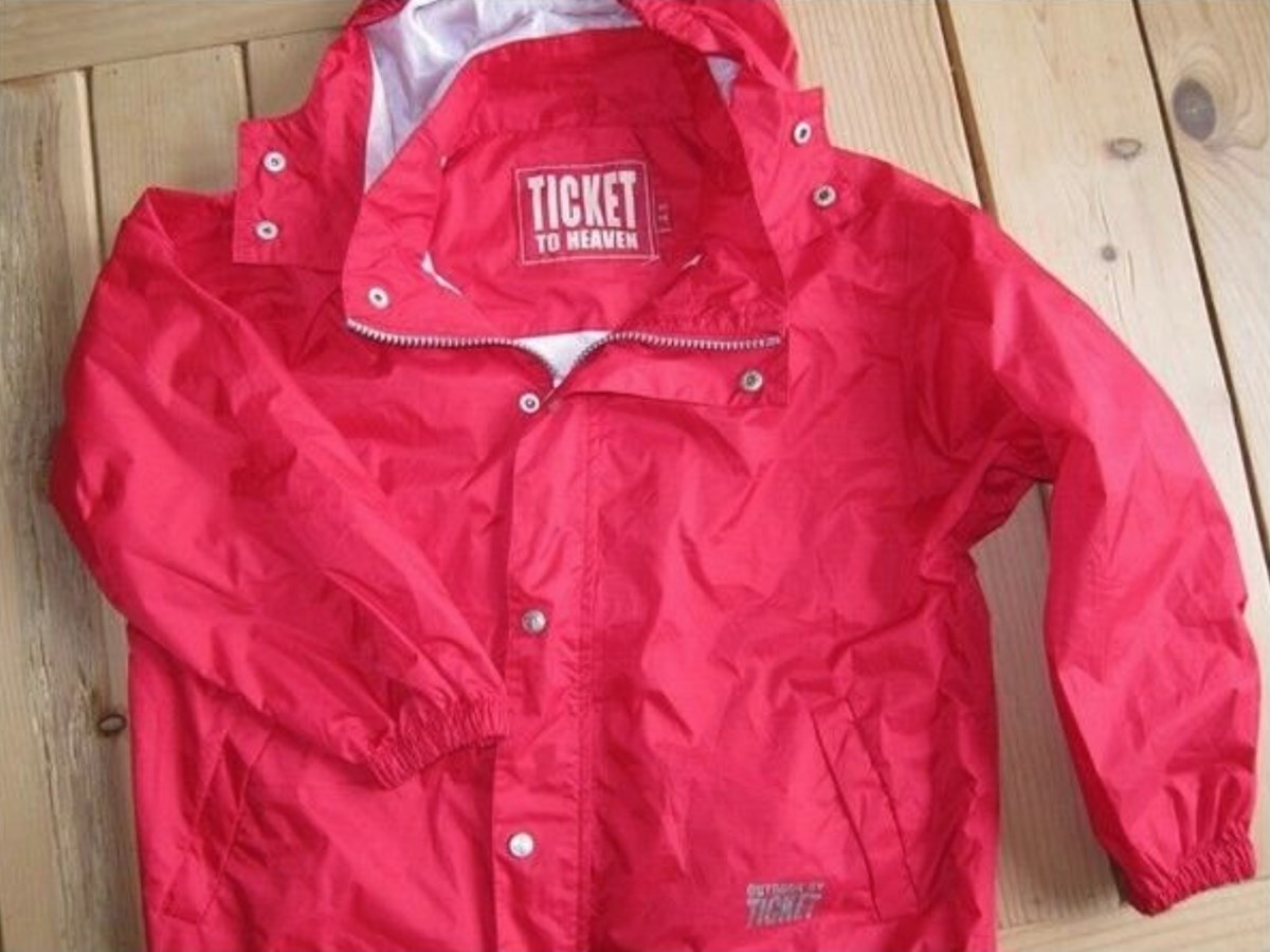Louise fra Karlslunde sælger denne røde jakke på DBA, som kan blive din for 80 kroner