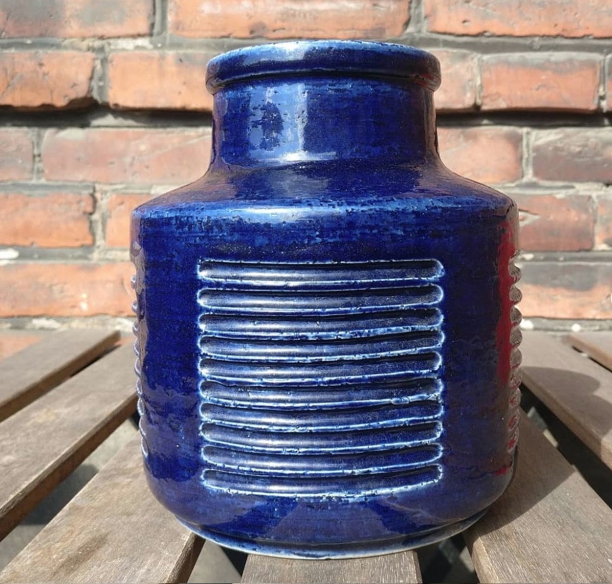 Blå vase fra Palshus Chamotte. Vasen har Christian netop nu til salg. Han skriver: ’  Lækker blå Palshus Chamotte-vase i perfekt stand og måler 16 centimeter i højden og cirka det samme i diameter.’