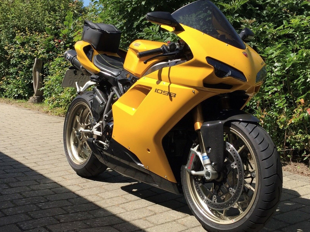 Du skal til Køge og handle med Torsten, hvis denne Ducati-motorcykel skal blive din. Den koster 164.900 kroner på DBA lige nu, og for de penge får du en gul motorcykel med 170 hestekræfter. En motorcykel, som er fra 2008, og som har kørt 10.800 kilometer