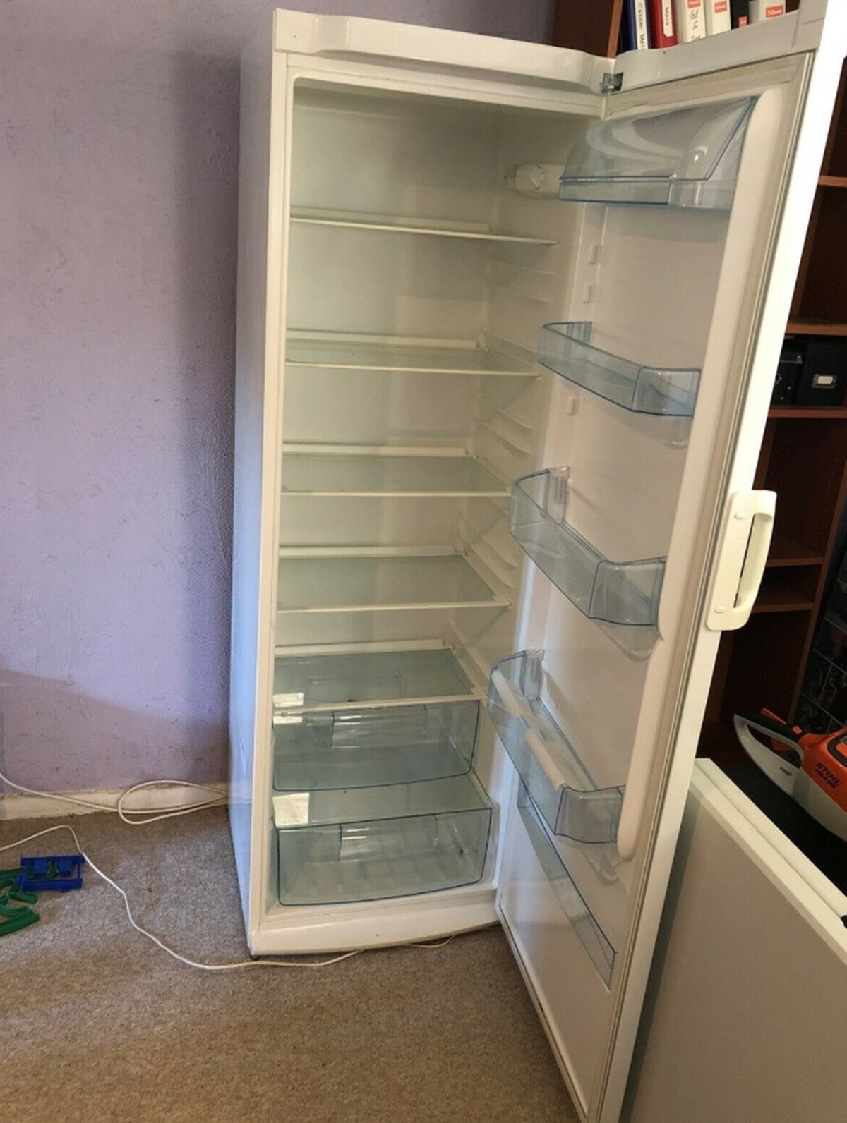 Jacob fra Skive har sat dette køleskab til salg på DBA. Han håber at få 1.000 kroner for det, og skriver i sin DBA-annonce, at køleskabet har en lille bule/et lille hak i fronten. Køleskabet er af mærket Electrolux modelRF3855