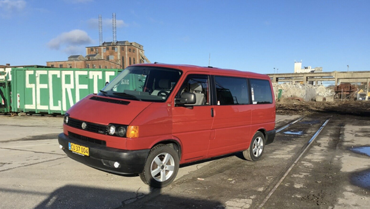 Poul fra Næstved har i skrivende stund denne røde VW Transporter T4 til salg på DBA for 45.000 kroner. Den kører på diesel, den er fra 1996, og den har kørt 227.000 kilometer.