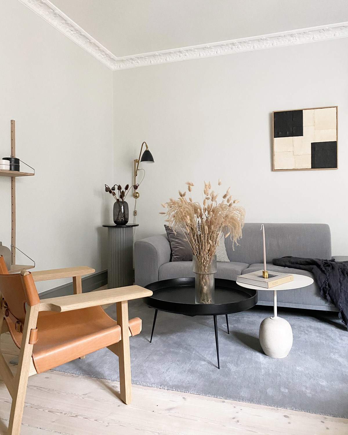 Marie-Louises stue er holdt i neutrale toner, men gjort personlig med DBA-fund og hjemmelavede møbler.