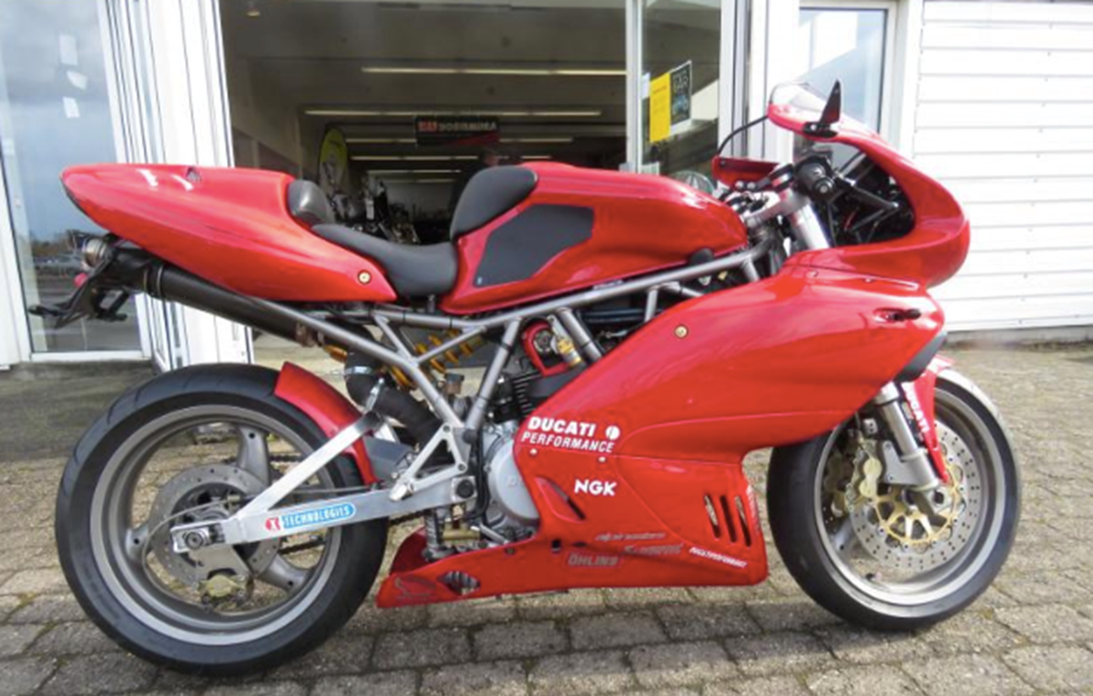 39.990 kroner. Det skal du have op ad lommen og aflevere til Horsens MC Service, hvis du vil eje denne Ducati 750 Sport motorcykel. Den er fra 2002, og den har 19.000 kilometer på bagen.