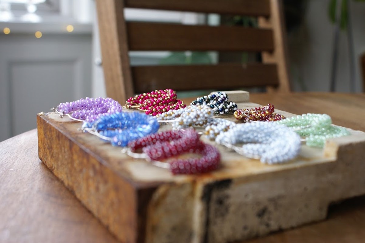 DIY | 25-årige laver perleøreringe af aflagte smykker