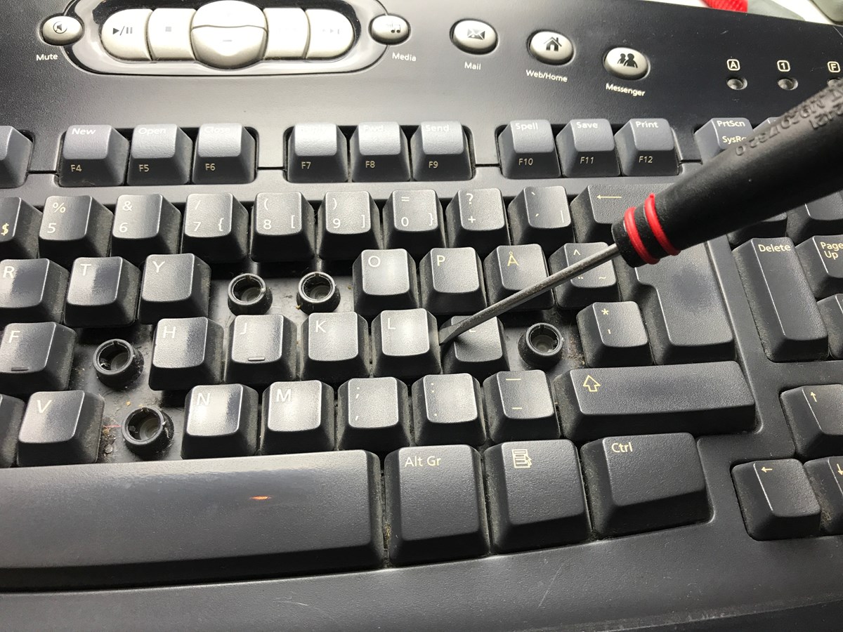 Fjern knapperne fra keyboardet med skruetrækkeren
