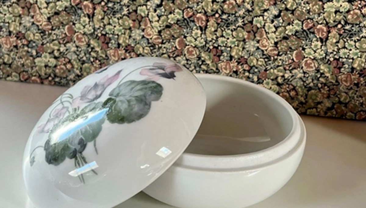 Denne smukke porcelæns lågkrukke med blomster sælges af Julie R. i Græsted til 50 kroner. Hvis den stadig er til salg, når du læser denne artikel, kan du finde den via dette link: https://www.dba.dk/porcelaen-laagkrukke-med-noe/id-1111302111/
