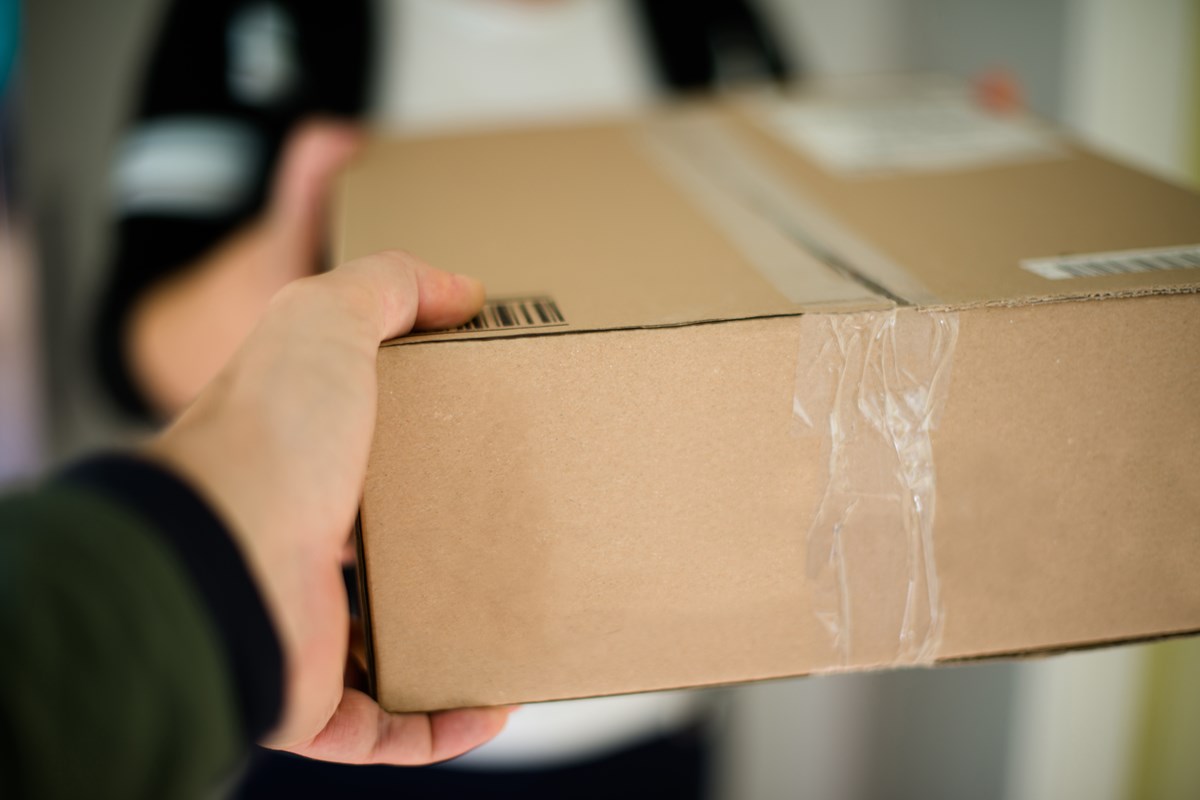 En papkasse til at sende i er altid en sikker vej, men du har også andre muligheder. Læs med herover