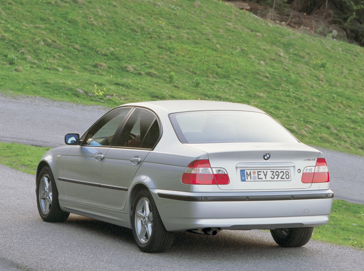 At kalde 3-serien anno 2002 for tidløs, er måske lige at tage munden for fuld. Men faktisk står den 16 år gamle model fortsat ganske skarp i landskabet (Foto: BMW)