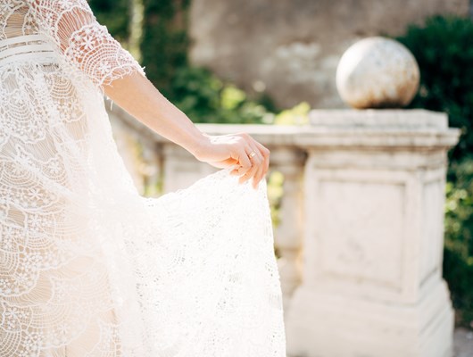 Danskerne sætter brudekjolen til salg for at få husholdsningsbudgettet til at række