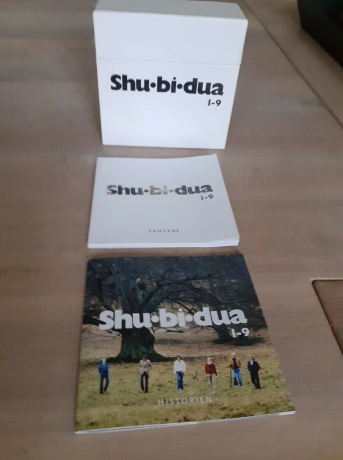 Du kan lige nu finde mange Shu-bi-dua-CD'er til salg på DBA. For eksempel koster dette bokssæt lige nu 1.900 kroner på DBA. Det er Michael fra Hellerup, der har det til salg.