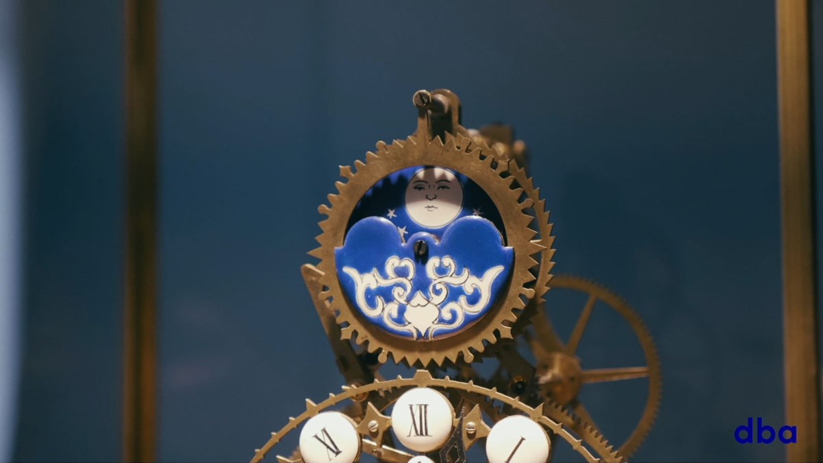Månefasen vises af to flotte, blå emaljeplader, som er placeret i urets top