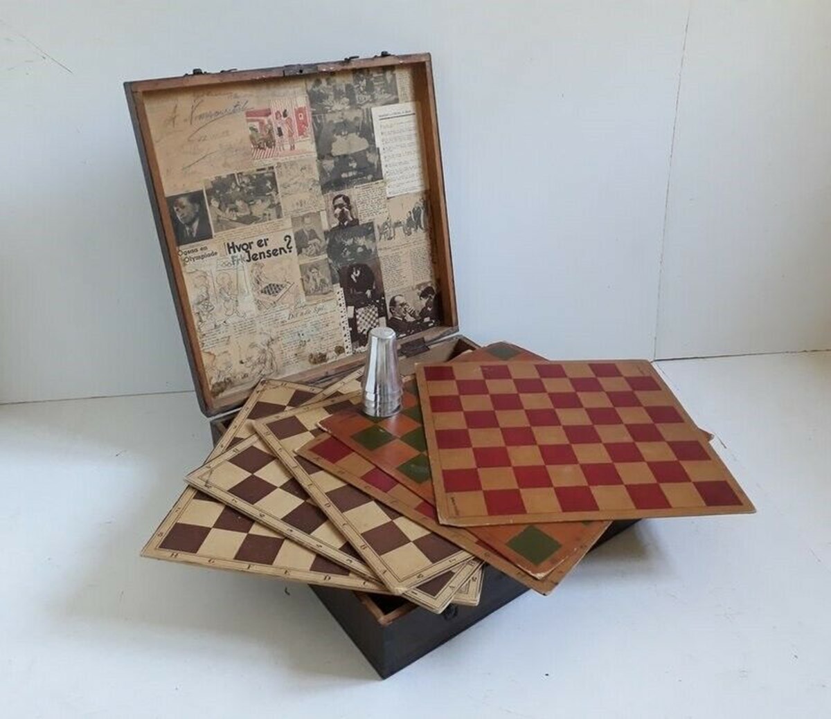 Dette gamle skakspil fra 1934 sælges med den originale kuffert til. Spillet kan hentes i Hvalsø.