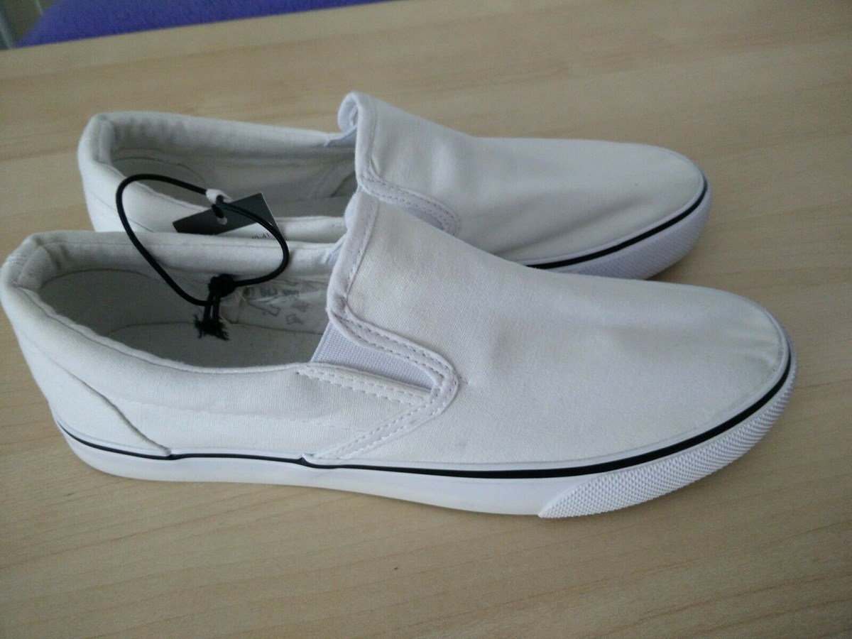 Denne hvide, ubrugte fritidssko i størrelse 41 ligner skoen fra ’Squid Game’ til forveksling. Betaler du 99 kroner til sælger i København, kan du klemme fødderne ned i dem om kort tid.