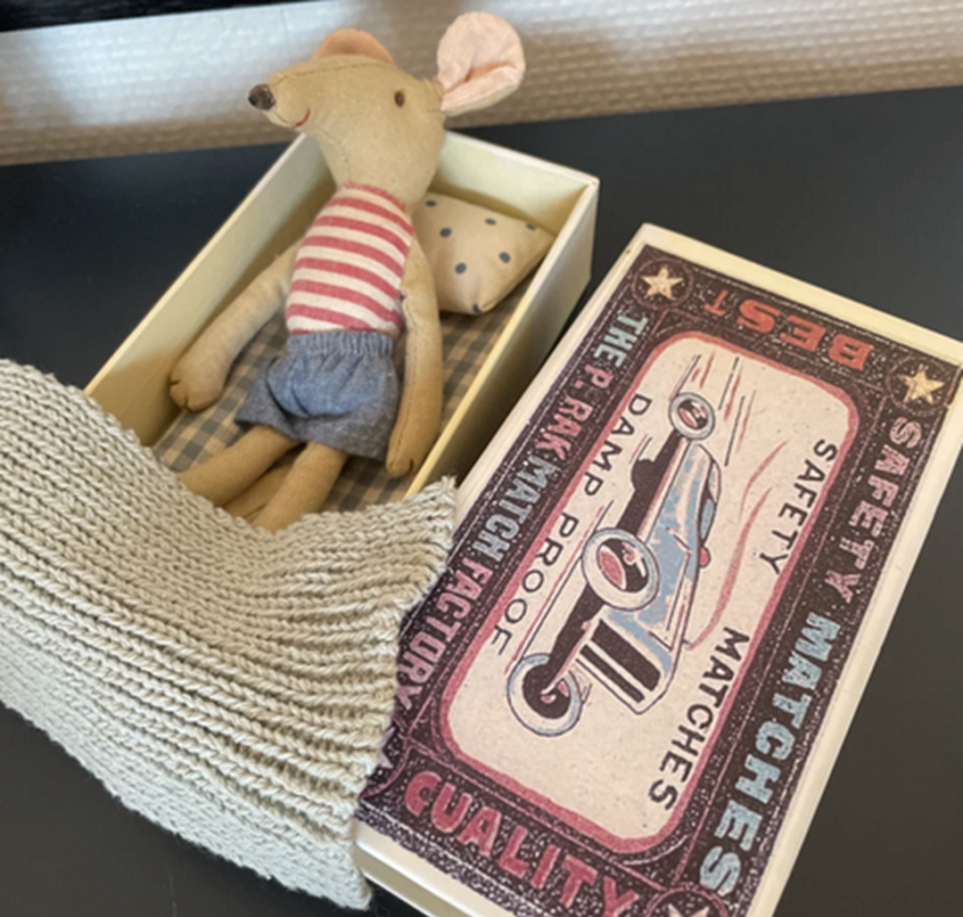 Maileg har produceret alt fra nisser til sødt og eventyrligt legetøj. I oktober sidste år var produkter fra mærket meget populære her på DBA. Randi fra Viborg har i skrivende stund denne søde Maileg-mus til salg. Den kan blive din for 130 kroner.