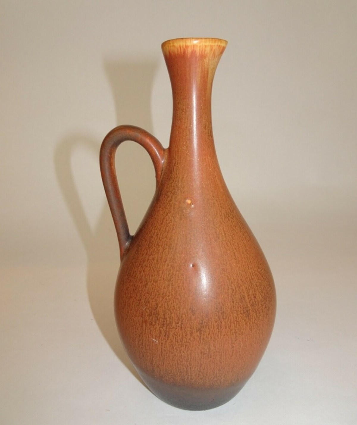 Elsebeth har sat denne brune keramikvase til salg på DBA. Vasen koster 700 kroner, hvis du køber den af Elsebeth, der bor i København S. Vasen er formgivet af Carl-Harry Stålhane for svenske Rörstrand
