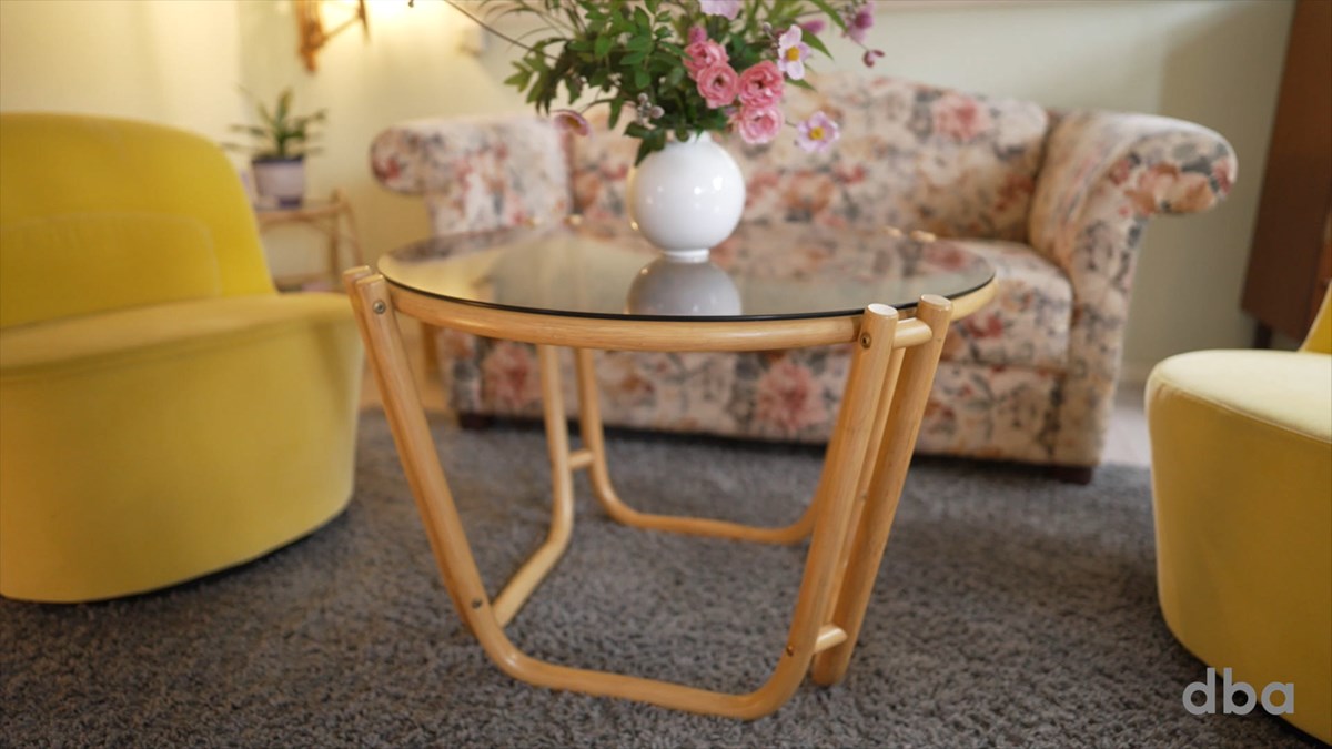Bambusbordet med den røgfarvet glasplade i stuen er købt i Kirkens Korshær for 175 kroner.
