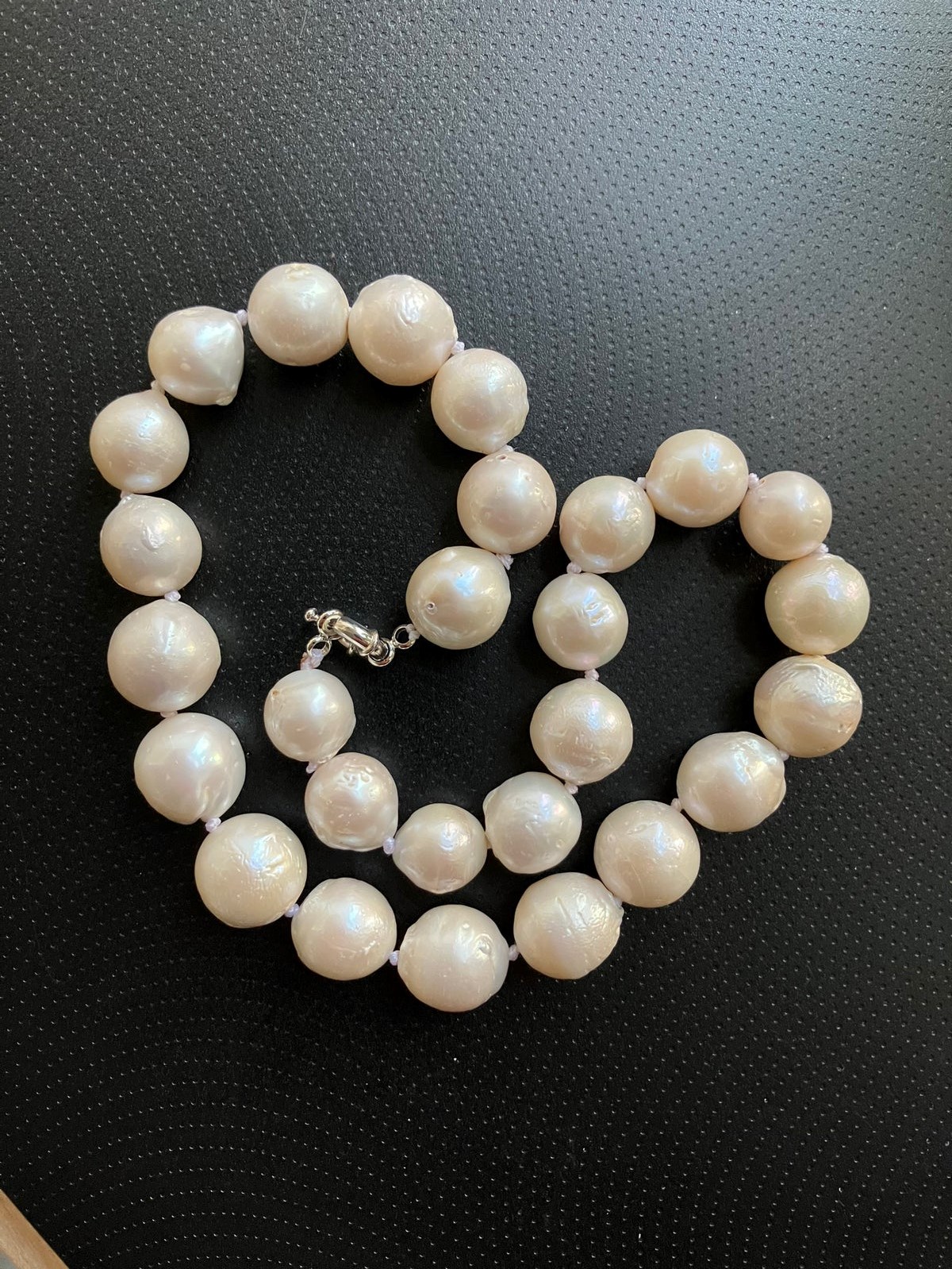  Halskæden med South Sea-perler fra Australien sælger Steen i Humlebæk for 1.200. Standen er perfekt, og perlekæden fremstår derfor som ny, skriver han i annoncen.