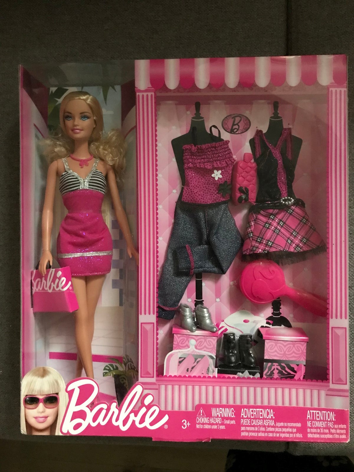 I Dronningmølle har Mette en ubrugt Barbie i æske til salg for 250 kroner. Du får både tøj og sko med i prisen.