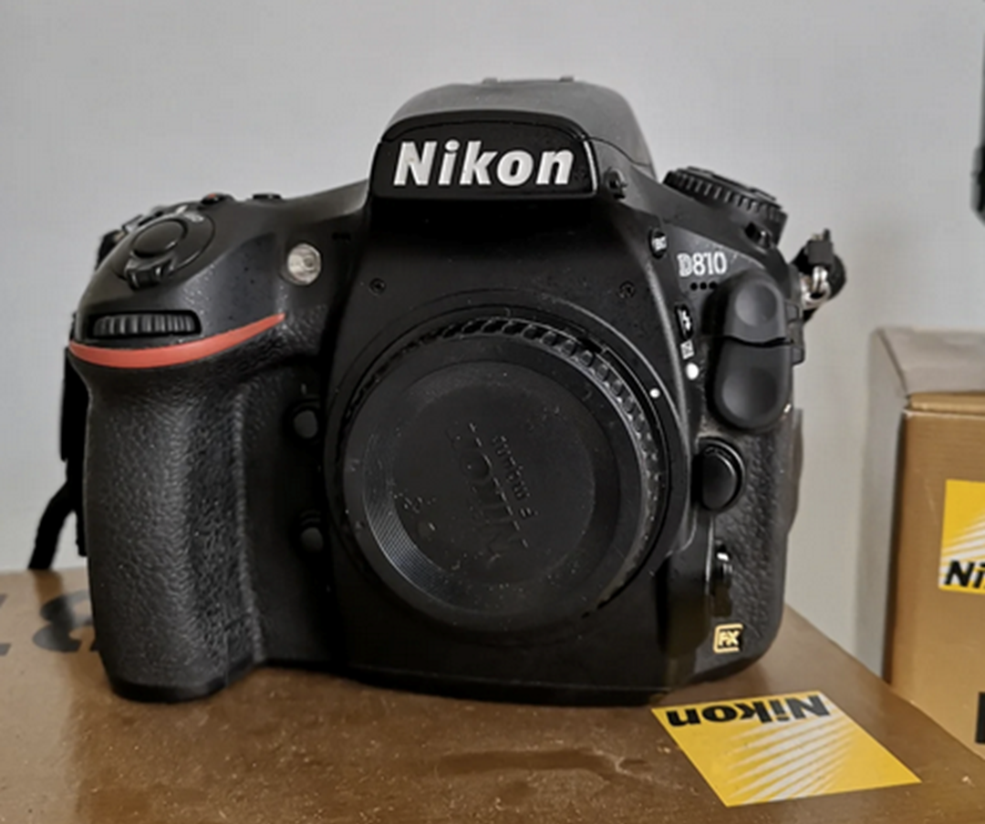 Thomas fra Charlottenlund har netop nu dette  Nikon D810, 36,3 megapixels kamera til salg her på DBA. Han vil have 4.500 kroner i bytte for kameraet.