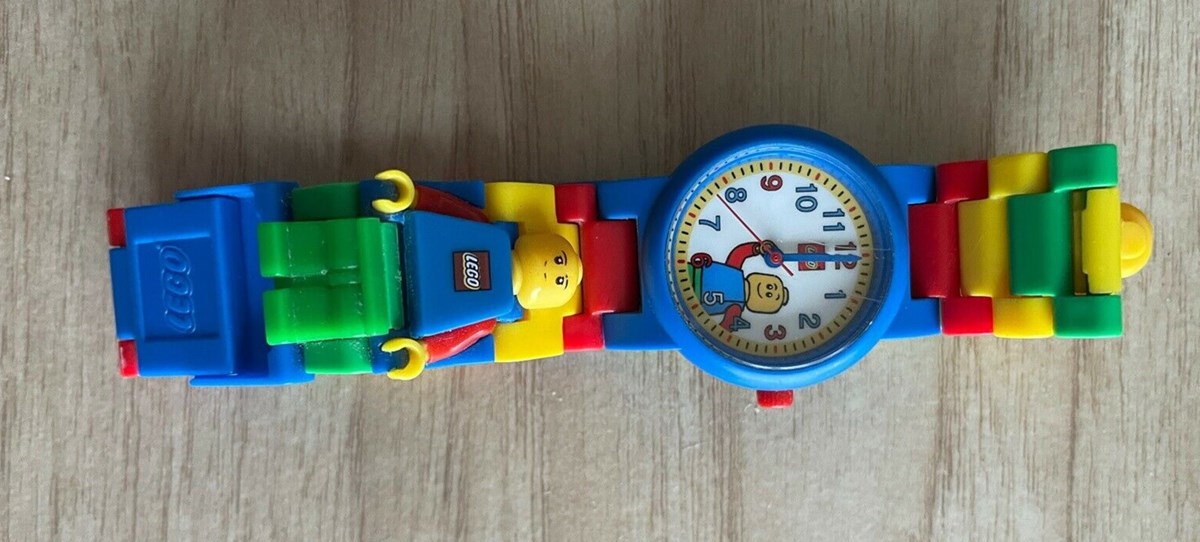 Du skal til Middelfart, hvis dette armbåndsur til børn – eller barnlige sjæle, skal blive dit. Uret er sat til salg af Jannie, som sælger det på DBA for 75 kroner. Uret skal have et nyt batteri, skriver hun, og så skal det justeres i remmen.