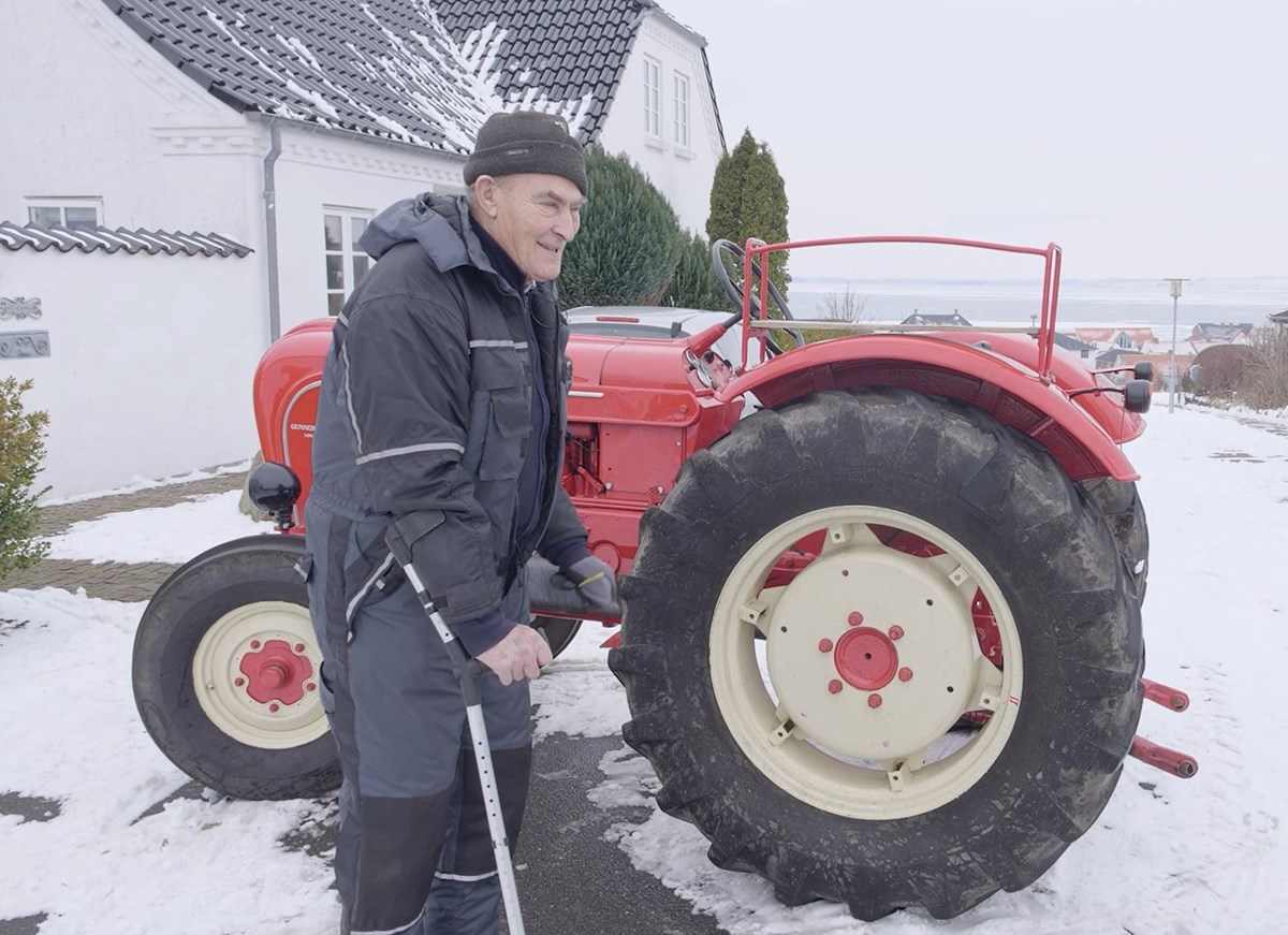 Den røde traktor har tre cylindre, og kan med sikkerhed starte i frostvejr, fordi der er koldvarmet diesel i tanken.