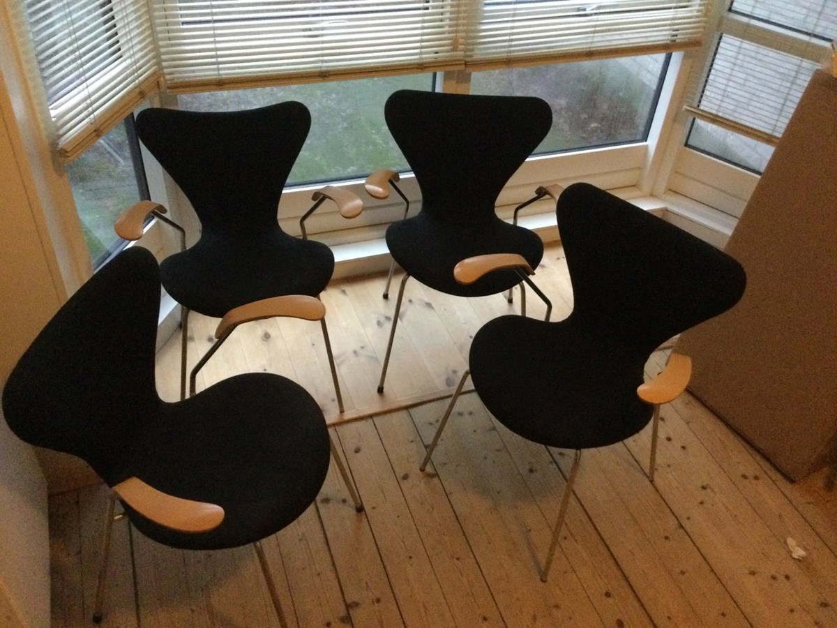 De fire klassiske stole fra Arne Jakobsen kan blive dine for 1.000 kroner. Du kan hente ’Syver-stolene’ hos Sten i Årslev.